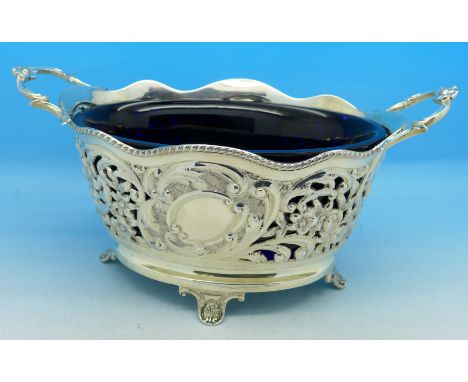 A silver centrepiece with blue glass liner, Sheffield 1901, William Hutton & Sons Ltd., 496g, width 25cm