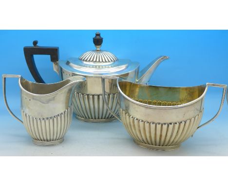 A Victorian three piece silver tea service, Mackey & Chisholm, Edinburgh 1892/93, 863g, with an oak storage box
