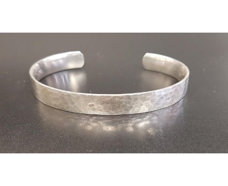 GEORG JENSEN SMITHY SILVER BANGLEthe hammered silver bangle numbered 590, size M/L 