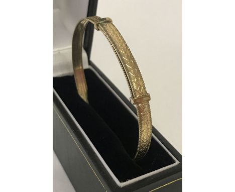 A vintage 9ct gold expanding bangle with heart decoration. Marked 9ct gold to inside. Has also been tested. Wear to inside of