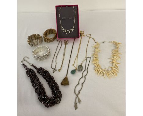 A collection of vintage and modern costume jewellery necklaces and bracelets. To include stone set, natural stone and shell. 