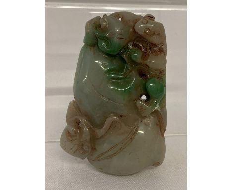 A carved Chinese jade pendant.  Approx. 5.5cm x 3.5cm.