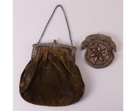 A second grade 835/1000 silver bag bracket on a fabric bag, 1st half 19th century. Here's another one, see you. 2x.