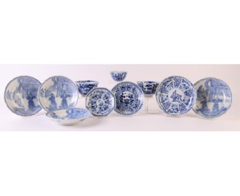 A lot of various blue/white porcelain, China/Japan, including Kangxi and Qianlong, 18th century. W.o. saucers with blue under