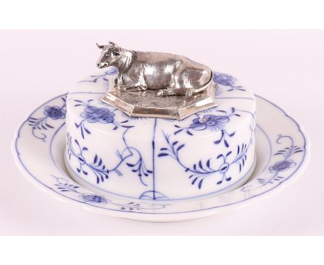 A blue/white Saxon porcelain butter dish with second grade 835/1000 silver lid knob in the shape of a lying cow, 1st half 20t