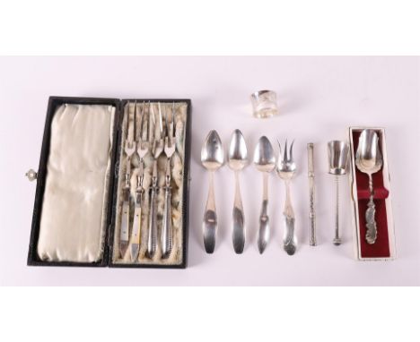 A lot of various silver spoons and forks, 20th century. Includes two meat forks with mother-of-pearl handles, up to. 12x.