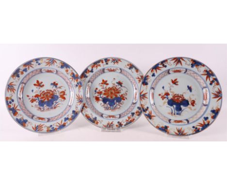 A series of three porcelain plates, China, Kangxi, around 1700. Blue/red, partly gold-heightened floral decor with butterflie