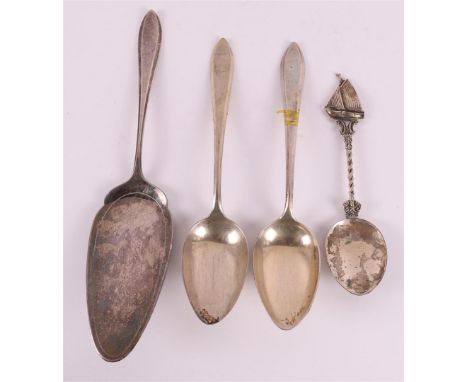 A second grade 835/1000 silver cake server, point fillet, year letter 1925. Included are three ditto silver spoons, totaling 