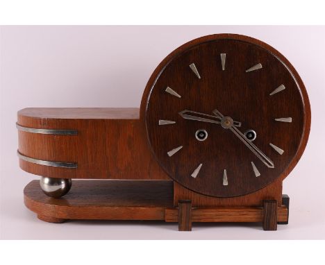 An Art Deco mantel clock, ca. 1930. Oak veneered casing with chrome metal piping and pointer indication, h 23.5 x l 36 cm.