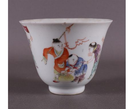 A porcelain bowl, China, 19th/early 20th century. Polychrome decor of playing children, h 7.5 x Ø 9.5 cm (flakes).