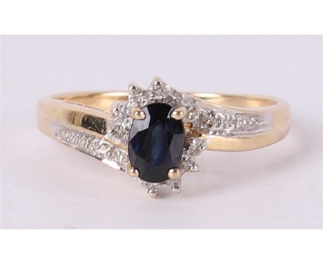 A 14 kt 585/1000 gold ring with a facet cut oval blue sapphire and 12 octagon cut diamonds. Ring size 17.5 mm.