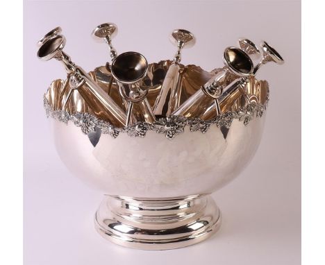 A silver plated champagne goblet with 8 silver plated glasses, mid 20th century, Gainsborough England, h 24 x Ø 35.5 cm, to. 