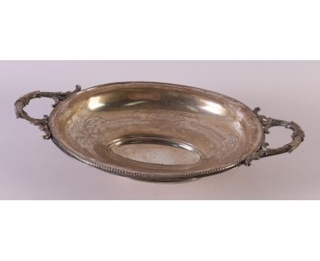 A second grade 835/1000 oval silver fruit bowl with horizontal handles, around 1900. Engraved floral decor, on oval profiled 