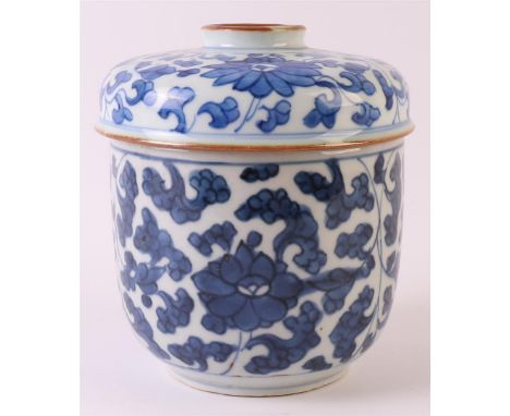 A blue/white porcelain lidded jar, China, Kangxi, around 1700. Blue underglaze floral decor, h 14.5 x Ø 12 cm, tot. 2x.