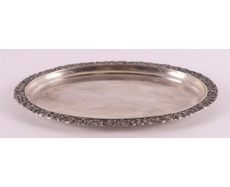 An oval second grade 835/1000 silver platter with floral openwork edge, year letter 1947, 254 grams, l 23 x w 17 cm.