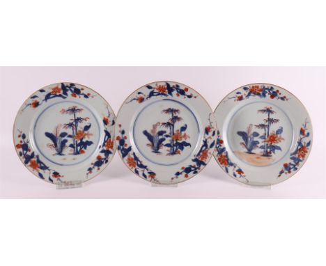 Three porcelain Chinese Imari plates, China, Qianlong, 2nd half of the 18th century. Blue/red, partly gold heightened decor o