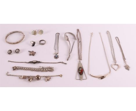 A lot of various mainly silver jewelry, including watch and bracelets, totaling 140 grams.