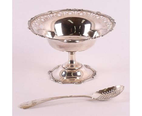 A Sterling silver tazza with ajourned and fillet edge, England, early 20th century, h 9 x Ø 15 cm. Here is a 2nd grade 835/10