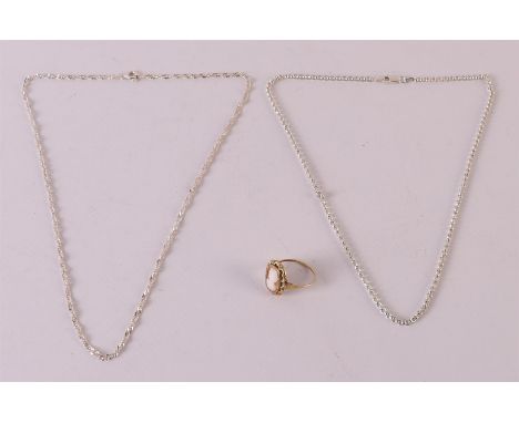 A 14 kt 585/1000 yellow gold women's ring with shell cameo, gross weight 1.9 grams. Here are two silver necklaces, up to. 3x.