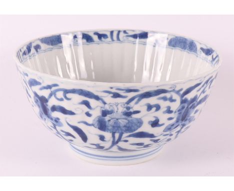 A blue/white porcelain ribbed bowl on stand ring, China, Kangxi, around 1700. Blue underglaze floral decor with butterfly, ma