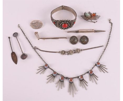 A lot of various silver jewelry, including vintage necklace and bracelet, up to... 11x.