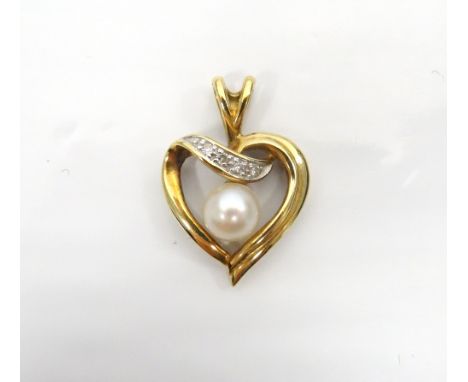 PRETTY PEARL AND DIAMOND HEART SHAPED PENDANTin nine carat gold