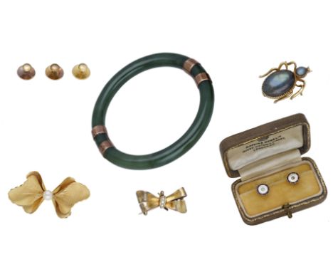 A collection of jewellery, comprising a cased pair of collar studs, a set of three gold collar studs, two bow brooches, a nep