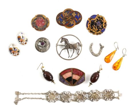 Costume jewellery, including brooch depicting a horse, horseshoe pendant, Scottish brooch and floral brooch all testing as si