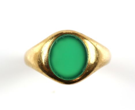 Edwardian signet ring, set with an oval chrysoprase, measuring 11 x 9.2 x 2.9mm, mounted in a heavy 18ct gold band, hallmarke