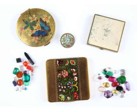 Three vintage compacts, an enamel floral button and a selection of loose stones, including oval and hexagonal cut amethysts, 
