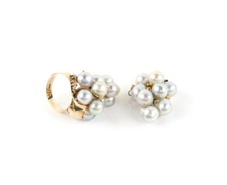 Grape form pearl ring, eleven pearls, with pink, grey and cream hues, each measuring 7mm, ring size O 1/2, and a matching pea