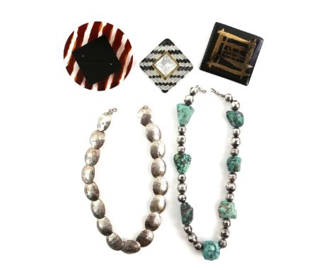 Selection of costume jewellery including turquoise and silver beaded necklace, silver oval linked necklace with hammered deco