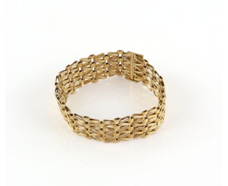 Fancy link gate bracelet, with a textured bark effect clasp, 9 ct yellow gold, London 1977, length 21cm             Gross wei