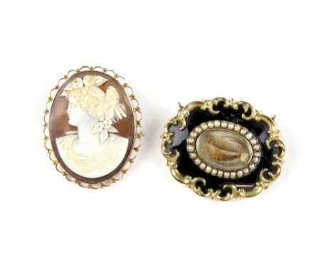 Antique cameo brooch, depicting the Roman goddess Flora, facing left, with flowers in her hair, in an openwork, 9 ct gold mou