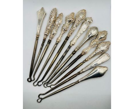 A selection of 11 attractive silver button hooks. (11)