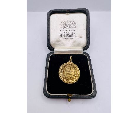 A 9ct gold Public school memorial medal. A Woodside H.G. Public School War Memorial Dux (Leader) Medal awarded to William Fra