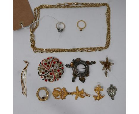 A navy velvet tray containing jewellery items, to include a 9ct yellow gold ring set with white and blue stones amongst other