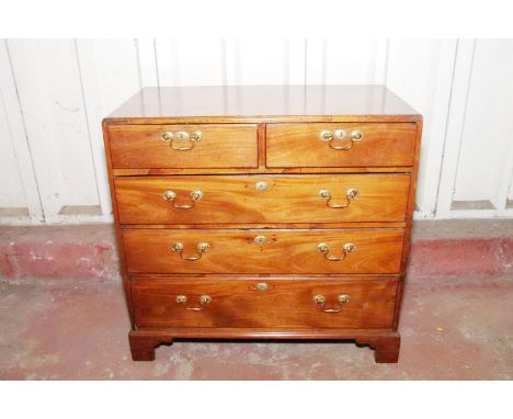 George III mahogany chest of drawers, with caddy top over two short drawers and three graduated long drawers, on shaped brack