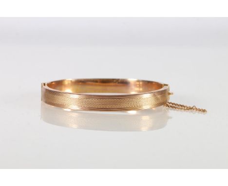 9ct gold bangle with engine turned decoration by 'S&amp;P', Birmingham, 1940, 9g.&nbsp; 