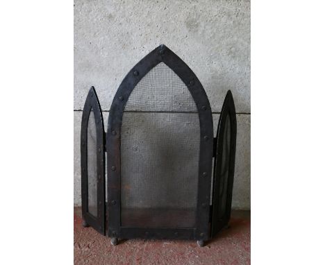 Late 19th/early 20th century cast iron Gothic style triptych fireguard, 79 x 77cm. 