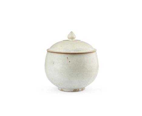 WHITE-GLAZED JAR AND COVER THAI, SAWANKHALOK, 15TH CENTURY  泰國十五世紀 宋加洛窯 米白釉蓋罐 sturdily potted with deep rounded sides on a sh