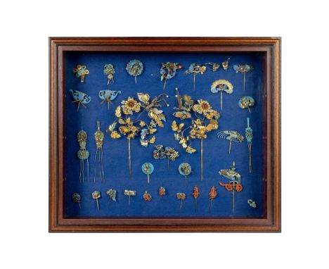 COLLECTION OF KINGFISHER HAIR ORNAMENTS QING DYNASTY, 19TH CENTURY   清 點翠髮飾一套 帶木盒（共三十一件） comprising thirty-one hair ornaments