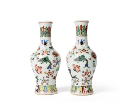 PAIR OF WUCAI 'FISH AND FLOWER' MALLET VASES QING DYNASTY, KANGXI MARK, 19TH CENTURY   清 康熙款 五彩魚池紋搖鈴尊 （共兩件） each of yaoling z