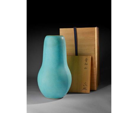 CERAMIC FLOWER VASE BY KUSUBE YAICHI (1897-1984), SHOWA PERIOD, CA. 1960  昭和 約1960 楠部彌弌 花瓶 共箱 signed Ya, with a wooden tomoba