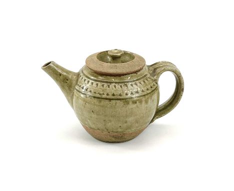 Richard BATTERHAM (1936-2021) Studio pottery teapotH12x W18CMOverall this piece is in good condition, with no signs of damage
