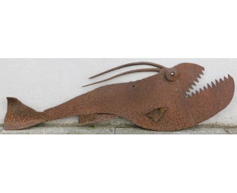 Chris KIRCHER (1963 -). Fischskulptur. Relief.25 x 81 x 3 cm. Fischskulptur aus Stahlschrott geschweißt. Wetterfeste Skulptur