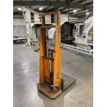 CROWN 1000 LBS CAPACITY HYDRAULIC STACKER MODEL HP 67