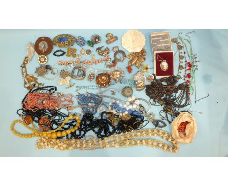 A quantity of vintage costume jewellery. 