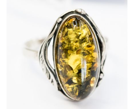 A modern silver and amber ring, stamped 925, ring sze R 1/2, gross weight approximately 4.8 grams