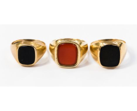 Three 9ct signet rings, set onyx and Cornelian, ring sizes R, V 1/2 and T 1/2, total weight approx 19 grams 